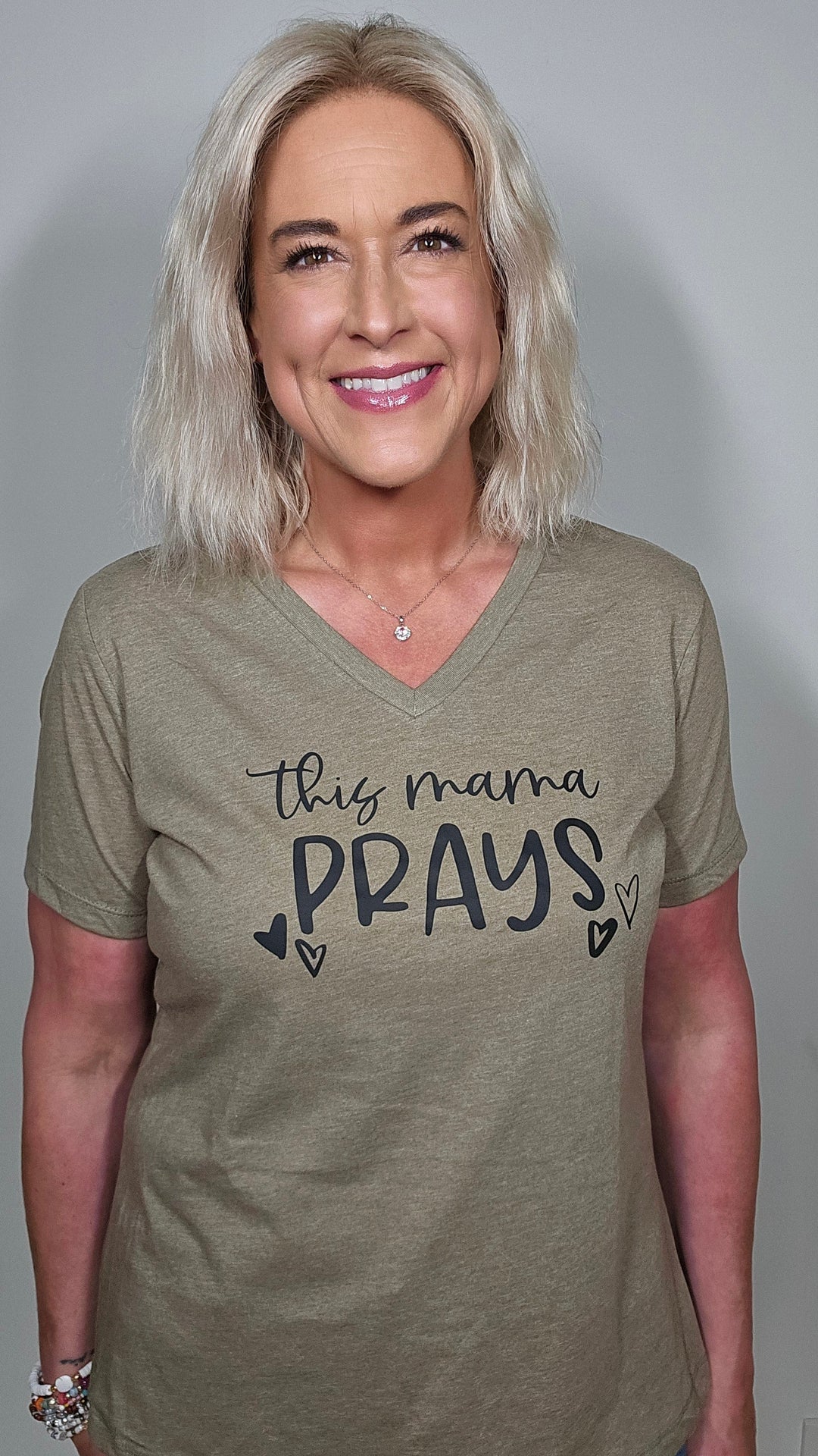 ellyandgrace 6405 This Mama Prays Relaxed Ladies Vneck