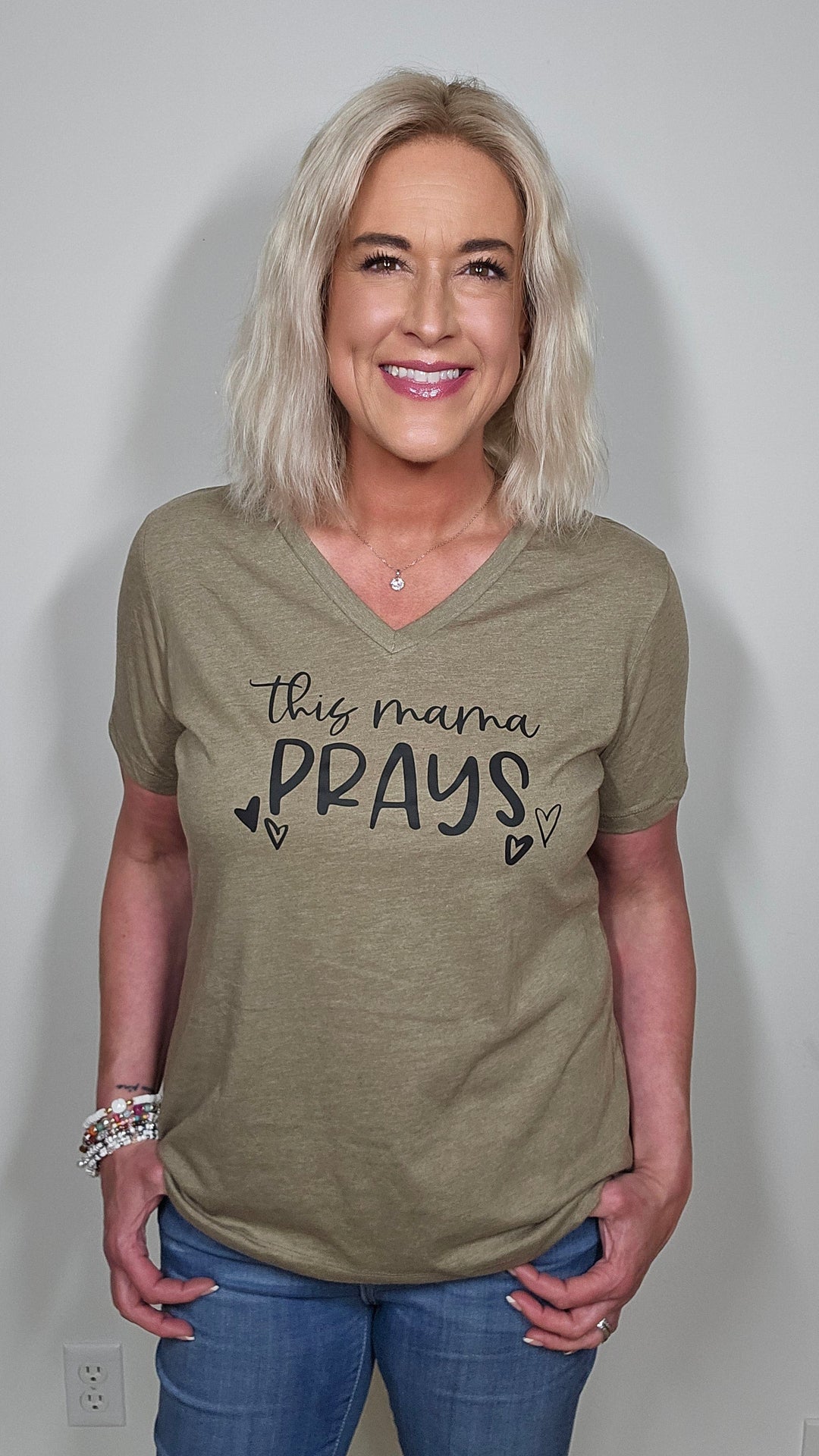 ellyandgrace 6405 This Mama Prays Relaxed Ladies Vneck