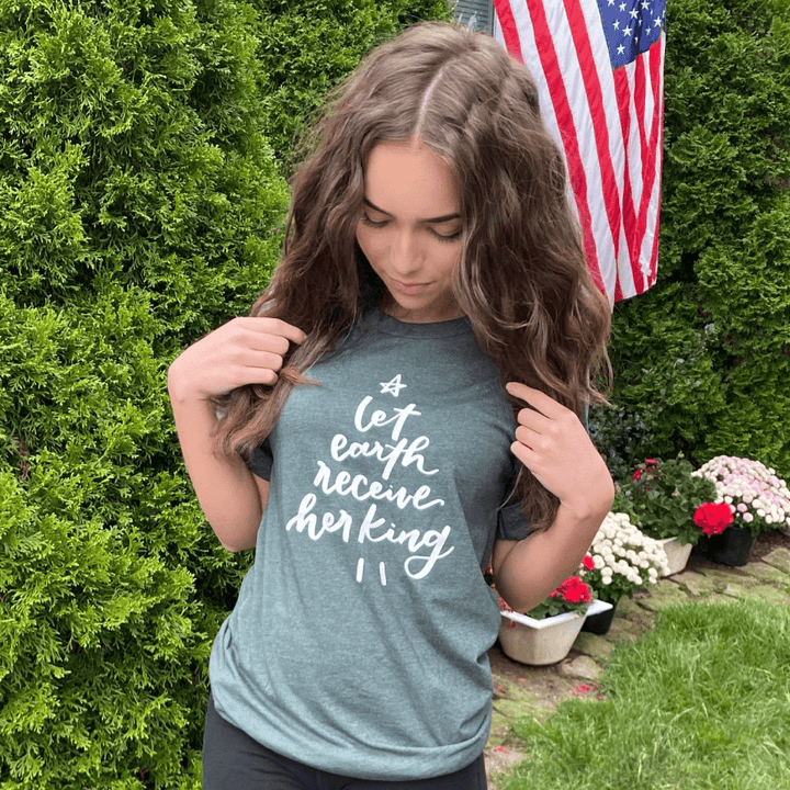 ellyandgrace 3001C Let Earth Receive Her King Unisex Shirt